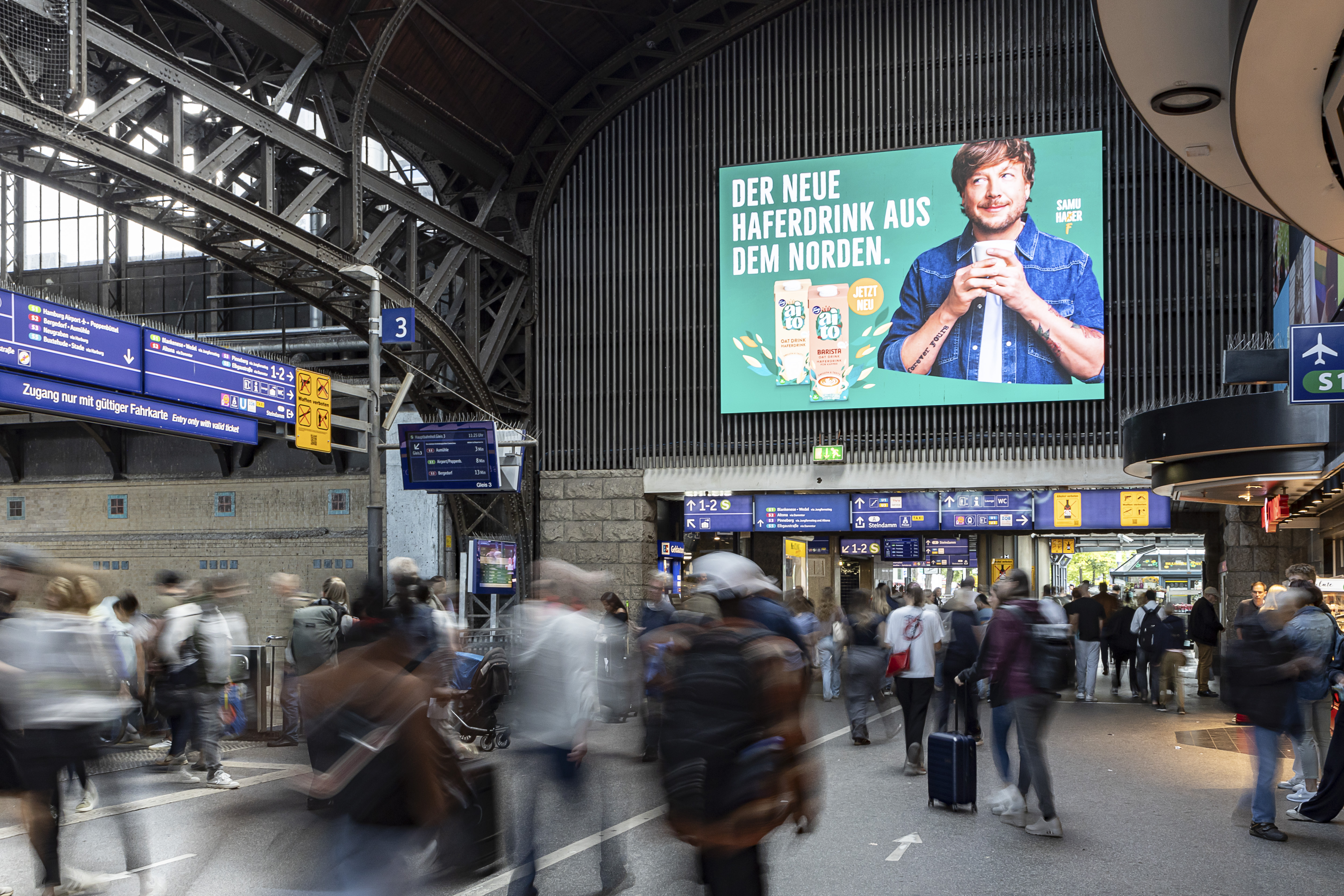Fazer Aito OoH Hamburg HBF